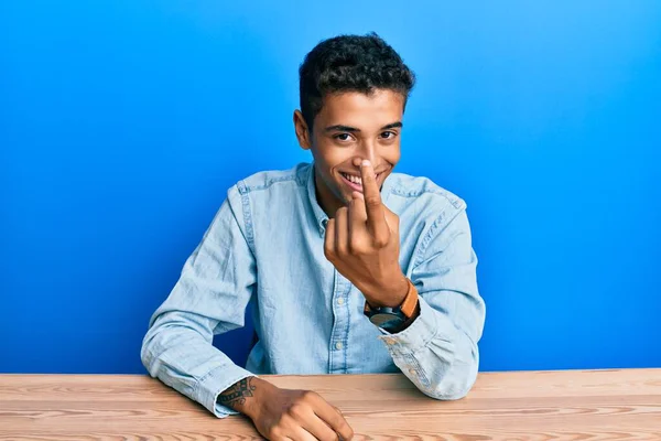 Giovane Bell Uomo Afro Americano Che Indossa Abiti Casual Seduto — Foto Stock