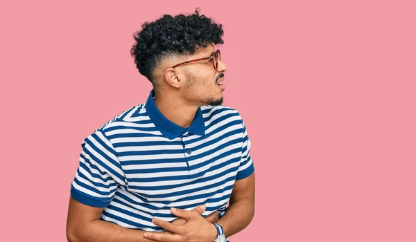 Junger Arabischer Mann Lässiger Kleidung Und Brille Mit Der Hand — Stockfoto
