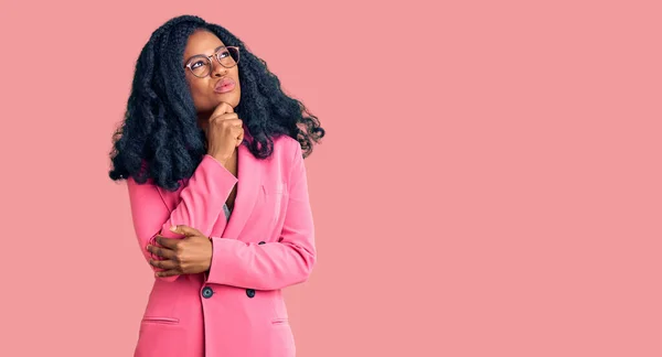 Vacker Afrikansk Amerikansk Kvinna Bär Business Jacka Och Glasögon Allvarligt — Stockfoto