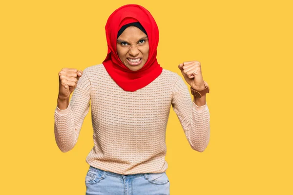 Young African American Woman Wearing Traditional Islamic Hijab Scarf Angry — Stock Photo, Image