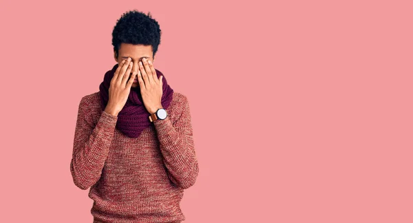 Jovem Afro Americano Vestindo Camisola Inverno Casual Olhos Cachecol Esfregando — Fotografia de Stock