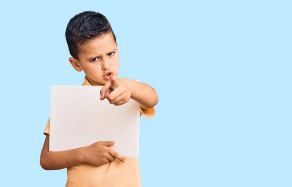 Klein Schattig Jongetje Met Kartonnen Spandoek Met Lege Ruimte Wijzend — Stockfoto