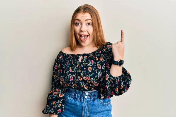 Joven Hermosa Pelirroja Vistiendo Ropa Floral Casual Sonriendo Con Una —  Fotos de Stock