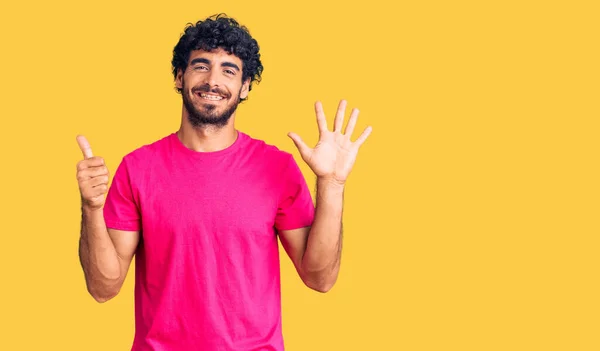 Jovem Bonito Com Cabelo Encaracolado Urso Vestindo Camiseta Rosa Casual — Fotografia de Stock