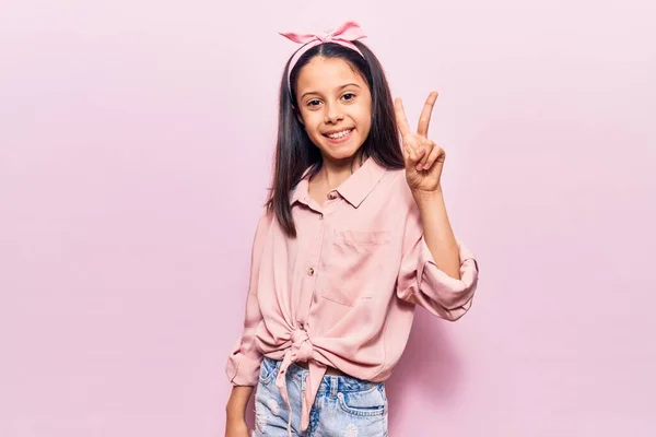 Menina Bonita Usando Roupas Casuais Mostrando Apontando Para Cima Com — Fotografia de Stock