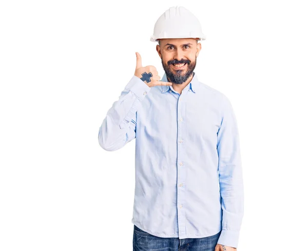 Ein Junger Gutaussehender Mann Mit Einem Architekten Hut Lächelt Und — Stockfoto