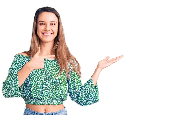 Junge Schöne Mädchen Lässigem Shirt Erstaunt Und Lächelt Die Kamera — Stockfoto