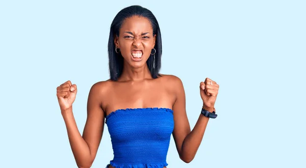 Jonge Afro Amerikaanse Vrouw Casual Zomerkleren Boos Gek Opvoedende Vuisten — Stockfoto