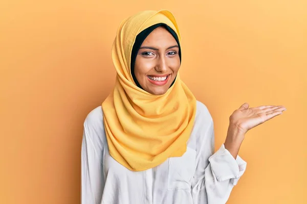 Ung Brunett Arabiska Kvinna Bär Traditionell Islamisk Hijab Halsduk Leende — Stockfoto