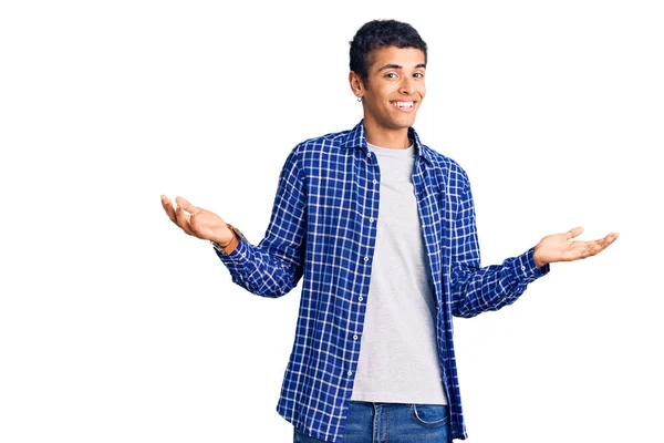 Joven Hombre Amerciano Africano Vistiendo Ropa Casual Sonriendo Mostrando Ambas —  Fotos de Stock