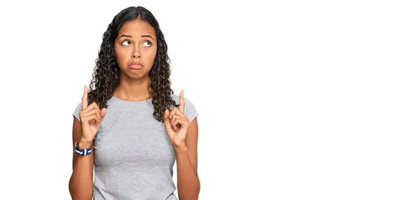 Young African American Girl Wearing Casual Clothes Pointing Looking Sad — Stock Photo, Image