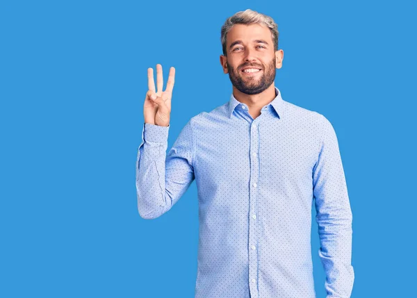 Jovem Homem Loiro Bonito Vestindo Camisa Elegante Mostrando Apontando Para — Fotografia de Stock