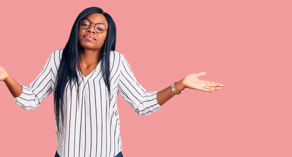 Ung Afrikansk Amerikansk Kvinna Bär Casual Kläder Och Glasögon Ledsna — Stockfoto