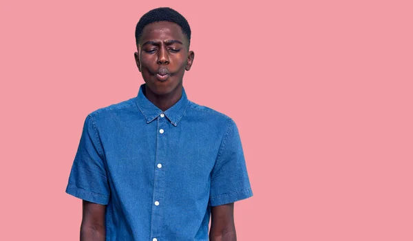 Jeune Homme Afro Américain Portant Des Vêtements Décontractés Faisant Visage — Photo