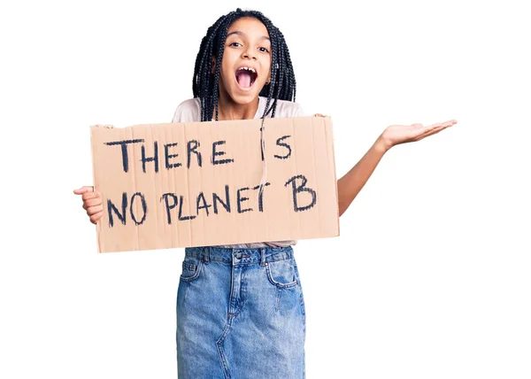Söt Afrikansk Amerikansk Flicka Håller Det Finns Ingen Planet Banner — Stockfoto