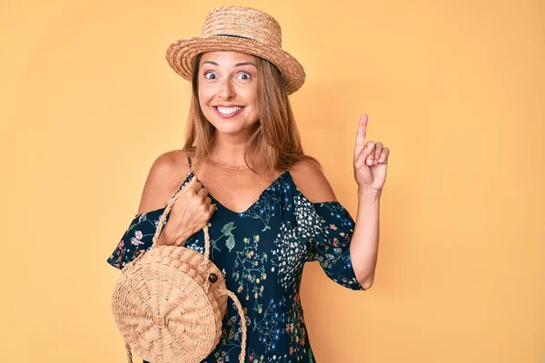 Hispanische Frau Mittleren Alters Mit Sommermütze Und Korbtasche Überrascht Mit — Stockfoto