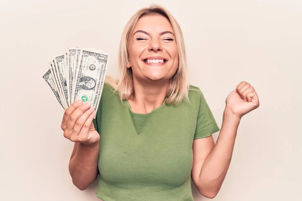 Junge Schöne Blonde Frau Hält Ein Bündel Dollarnoten Vor Weißem — Stockfoto