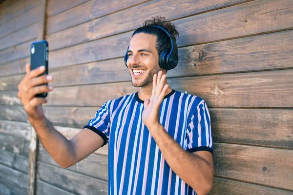 Νεαρός Ισπανόφωνος Χαμογελώντας Χαρούμενος Χρησιμοποιώντας Smartphone Για Βιντεοκλήση Ακουμπώντας Στον — Φωτογραφία Αρχείου