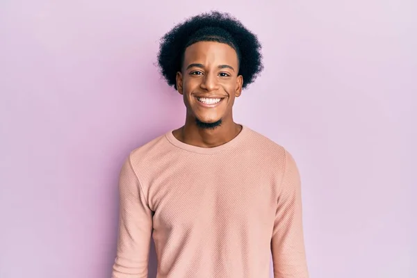 Africano Americano Com Cabelo Afro Vestindo Roupas Casuais Com Sorriso — Fotografia de Stock