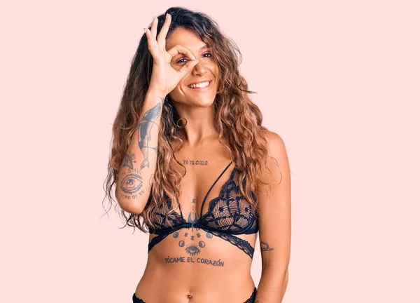 Jonge Latino Vrouw Met Tatoeage Dragen Lingerie Doen Gebaar Met — Stockfoto