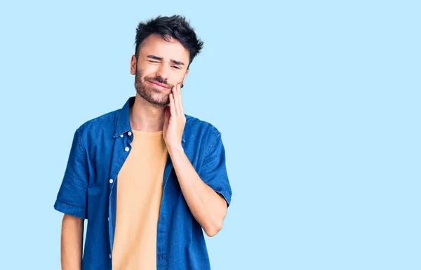 Jonge Latijns Amerikaanse Man Draagt Casual Kleding Aanraken Mond Met — Stockfoto