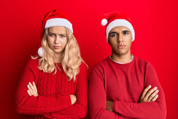 Jovem Casal Interracial Vestindo Chapéu Natal Cético Nervoso Desaprovando Expressão — Fotografia de Stock