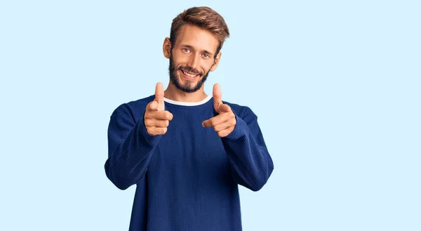 Hombre Guapo Rubio Con Barba Usando Suéter Casual Señalando Los — Foto de Stock