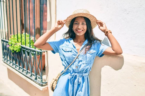 Giovane Bella Donna Indiana Appoggiata Muro Sorridente Felice Alla Città — Foto Stock