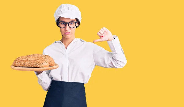 Mooie Brunette Jonge Vrouw Dragen Bakker Uniform Met Zelfgemaakt Brood — Stockfoto