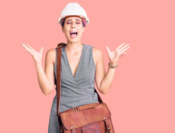 Young Beautiful Woman Wearing Architect Hardhat Leather Bag Celebrating Mad — Stock Photo, Image