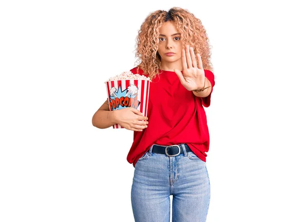 Young Blonde Woman Curly Hair Eating Popcorn Open Hand Doing — Stock Photo, Image