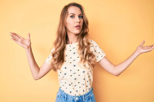 Jonge Blanke Vrouw Met Blond Haar Casual Zomerkleding Onwetend Verward — Stockfoto