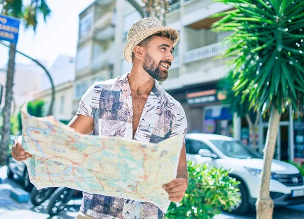 Joven Hispano Vacaciones Sonriendo Feliz Sosteniendo Mapa Ciudad Caminando Por —  Fotos de Stock