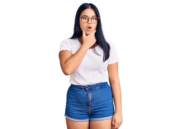 Mladý Krásný Asijské Dívka Sobě Ležérní Oblečení Brýle Hledá Fascinován — Stock fotografie