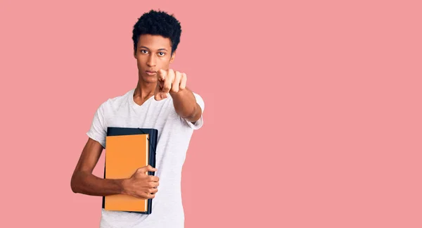 Jovem Afro Americano Segurando Livro Apontando Com Dedo Para Câmera — Fotografia de Stock