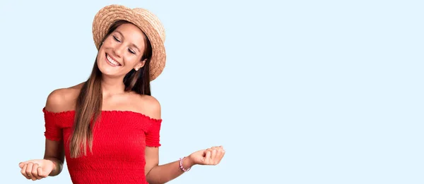 Joven Mujer Hispana Hermosa Con Sombrero Verano Muy Feliz Emocionada —  Fotos de Stock