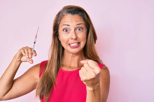 Mulher Hispânica Meia Idade Segurando Seringa Irritado Frustrado Gritando Com — Fotografia de Stock