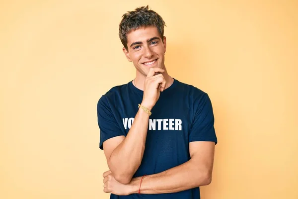 Jeune Bel Homme Portant Shirt Volontaire Souriant Regardant Avec Confiance — Photo