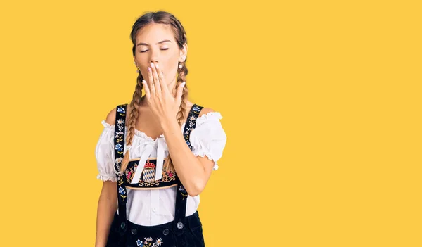 Vacker Kaukasisk Kvinna Med Blont Hår Bär Oktoberfest Traditionella Kläder — Stockfoto