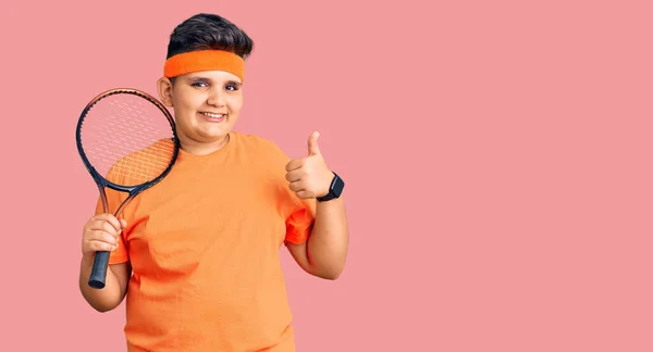 Kleine Jongen Spelen Tennis Holding Racket Lachen Blij Positief Duim — Stockfoto