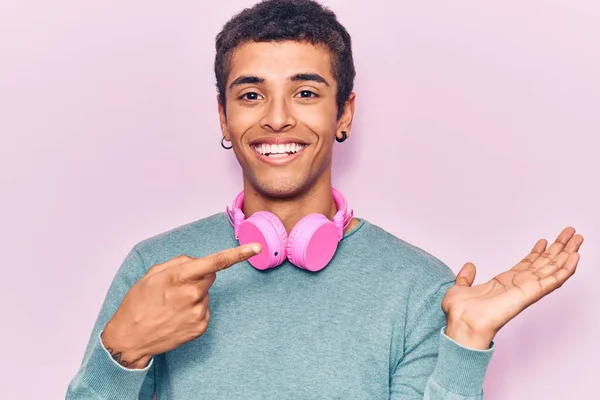 Joven Hombre Amerciano Africano Escuchando Música Usando Auriculares Asombrados Sonriendo —  Fotos de Stock