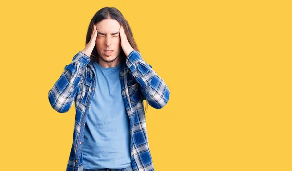 Junger Erwachsener Mann Mit Langen Haaren Trägt Lässiges Hemd Mit — Stockfoto