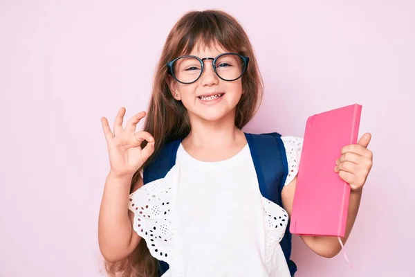 Pequena Menina Branca Com Cabelo Comprido Usando Mochila Estudantil Segurando — Fotografia de Stock