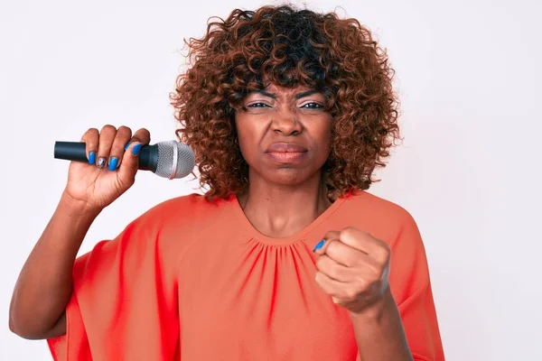 Joven Mujer Afroamericana Cantando Canción Usando Micrófono Molesto Frustrado Gritando — Foto de Stock