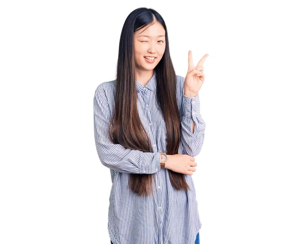 Junge Schöne Chinesin Lässigem Hemd Lächelnd Mit Glücklichem Gesicht Das — Stockfoto