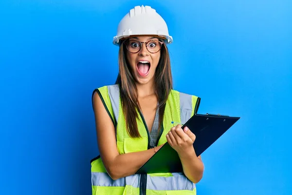 Junge Hispanische Frau Mit Schutzhelm Und Klemmbrett Feiert Verrückt Und — Stockfoto