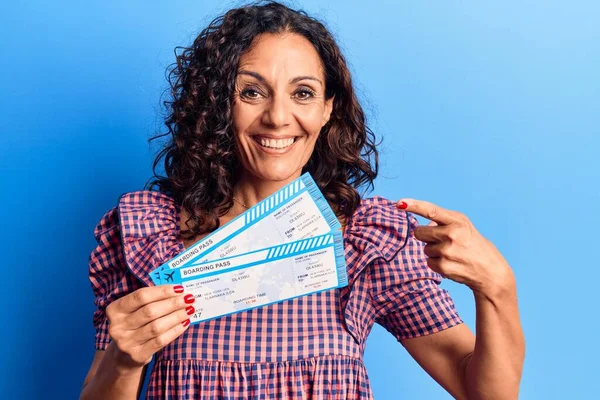 Edad Media Hermosa Mujer Sosteniendo Tarjeta Embarque Línea Aérea Sonriendo —  Fotos de Stock