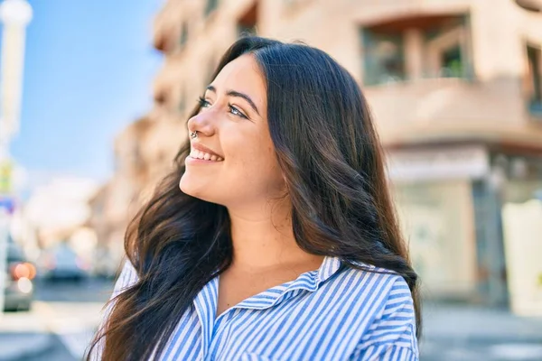 Jovem Empresária Hispânica Sorrindo Feliz Andando Cidade — Fotografia de Stock