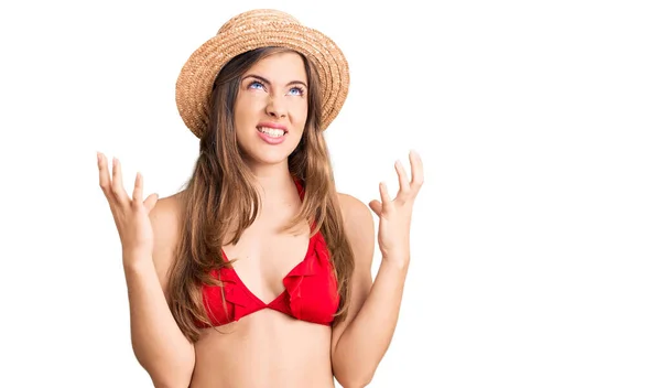 Bella Giovane Donna Caucasica Bikini Cappello Estivo Pazza Pazza Urlando — Foto Stock