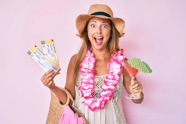 Hispanische Frau Mittleren Alters Hawaiianischem Lei Mit Bordkarte Und Cocktail — Stockfoto